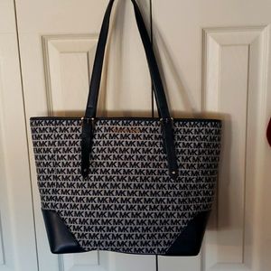 Michael Kors signature tote. Never used. Tag on.